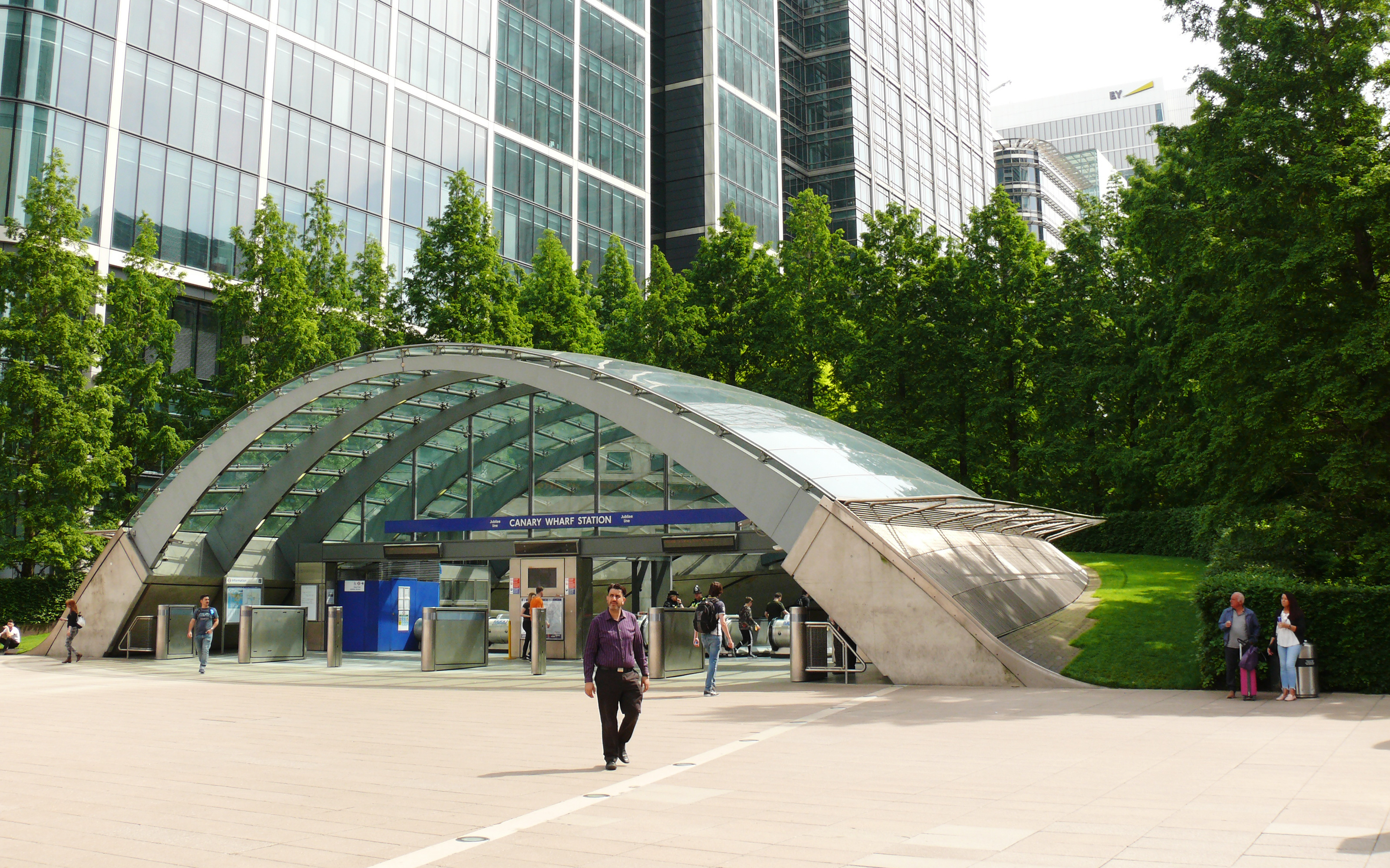 The park is situated on the roof of the underground station, a shopping mall and a public car park. Entrance to the underground station